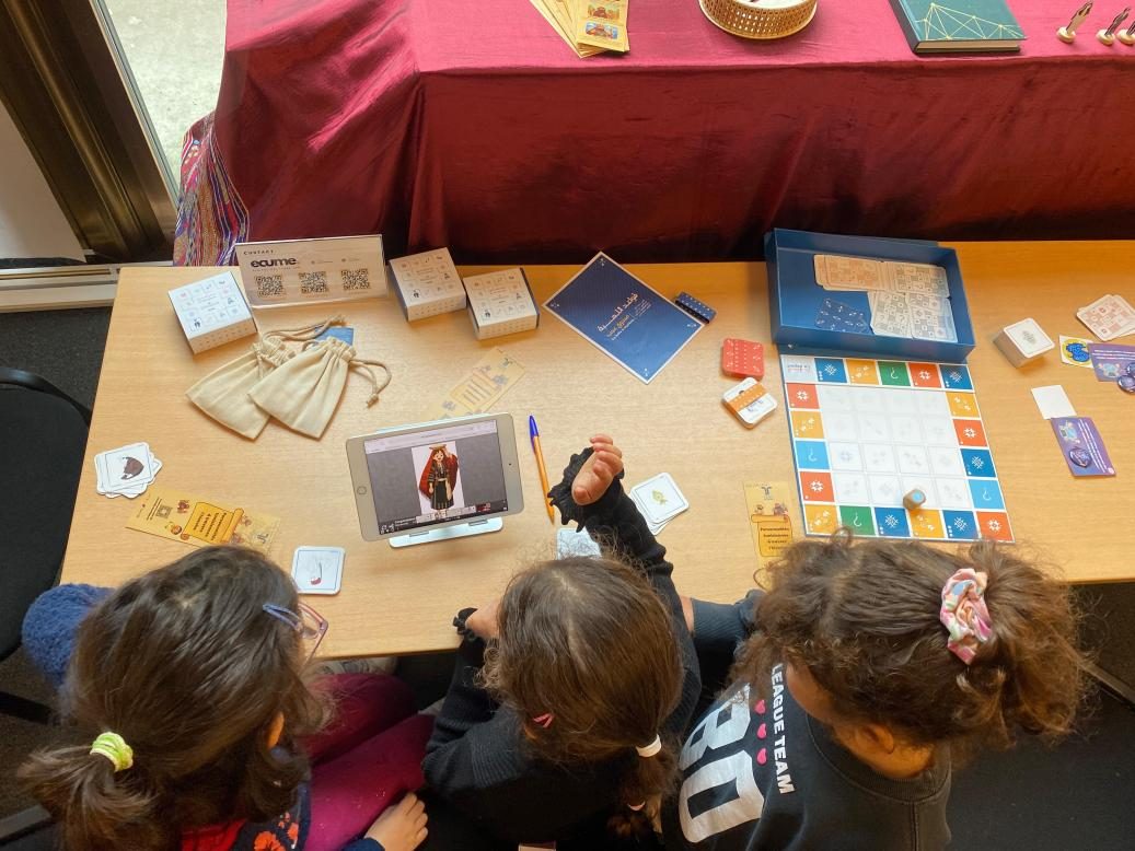 Table d'atelier culturel ECUME présentant objets et supports pédagogiques